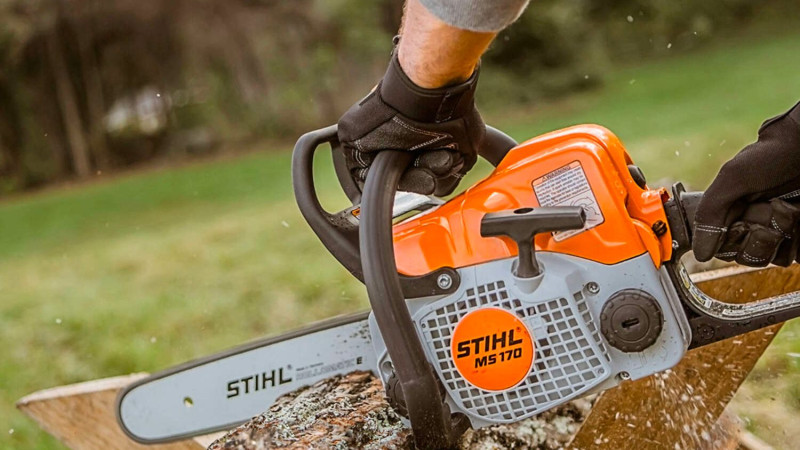 Správna manipulácia s pílou na rezanie dreva